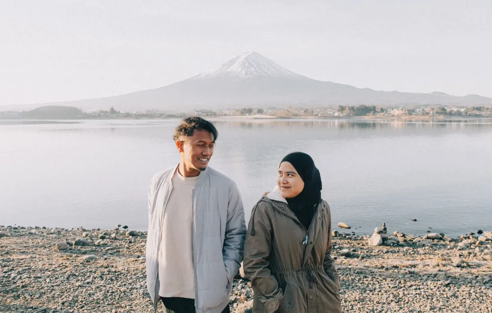 Couple by Lake Kawaguchi with Mount Fuji in the background
